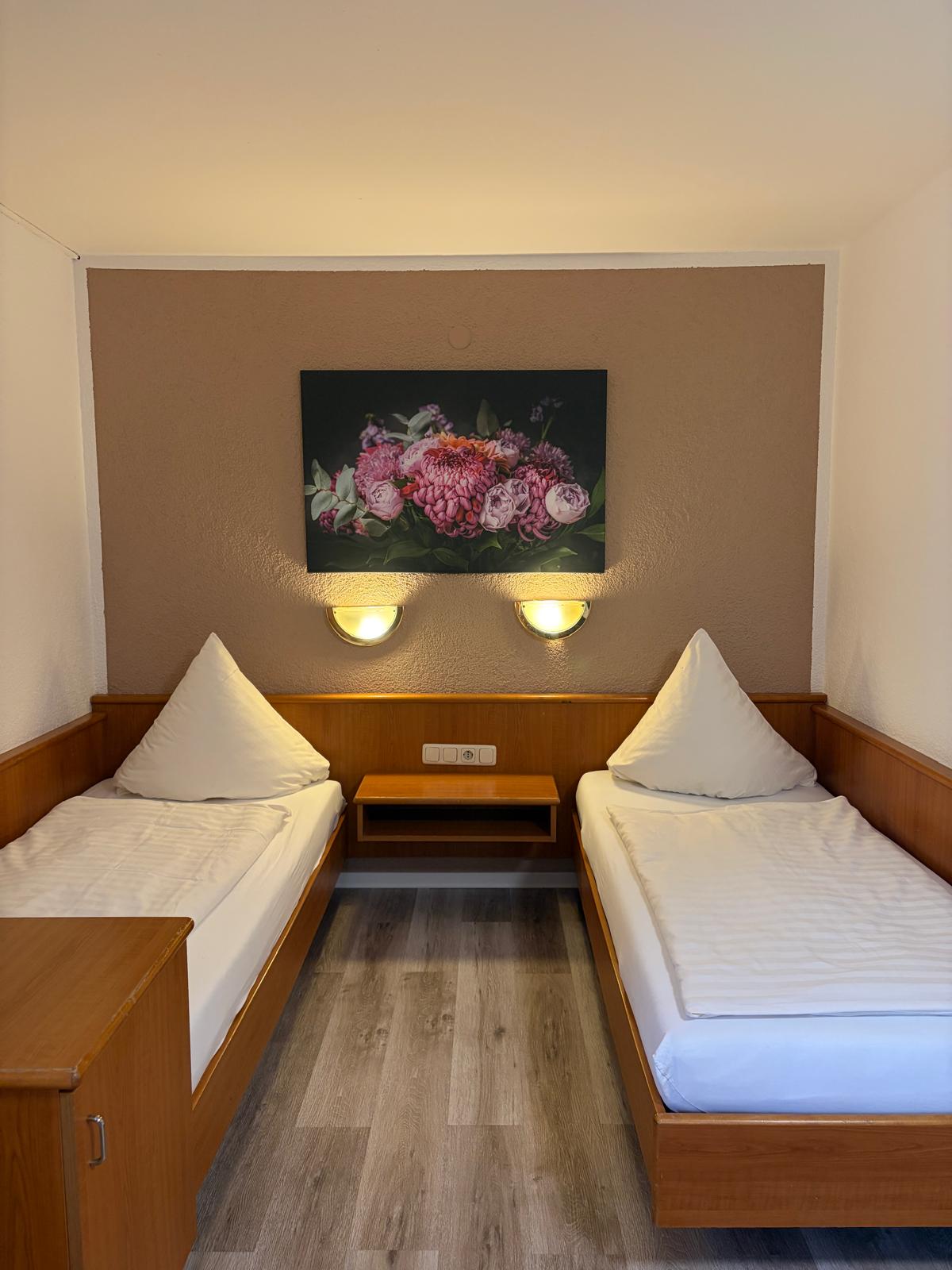 Double room with Double bed or two single beds and en-suite bathroom with shower and WC at Hotel Weller Riedstadt in Riedstadt – from 75 € per night