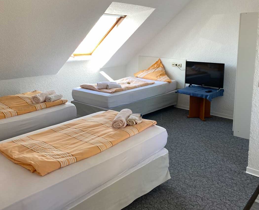 Dreibettzimmer im Hotel-Restaurant Weller Riedstadt in Riedstadt